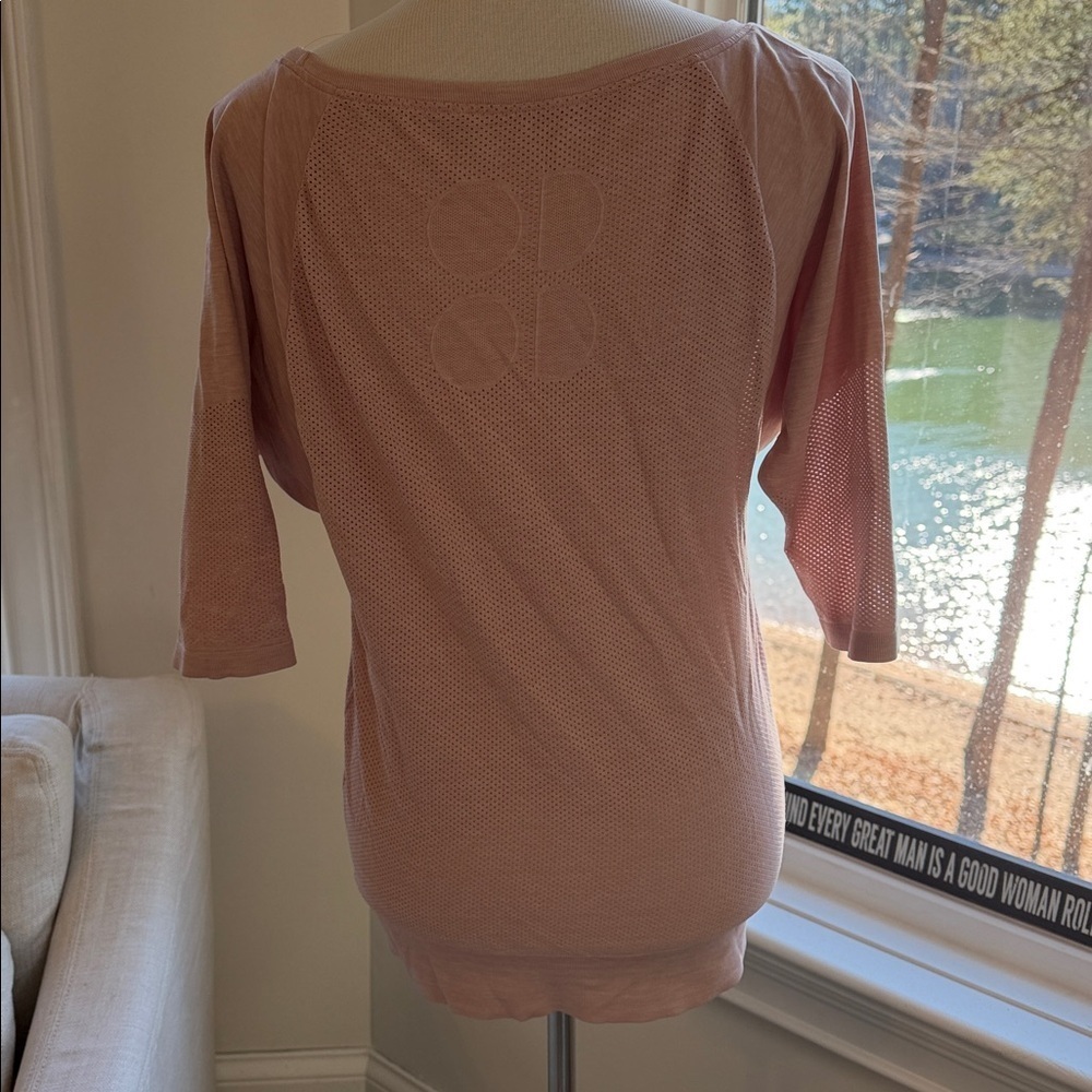 Sweaty Betty Raglan 3/4 Sleeve, Mesh back Top, Medium, Like New - Picture 4 of 7
